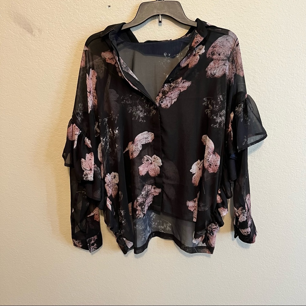 Floral blouse with ruffle sleeve